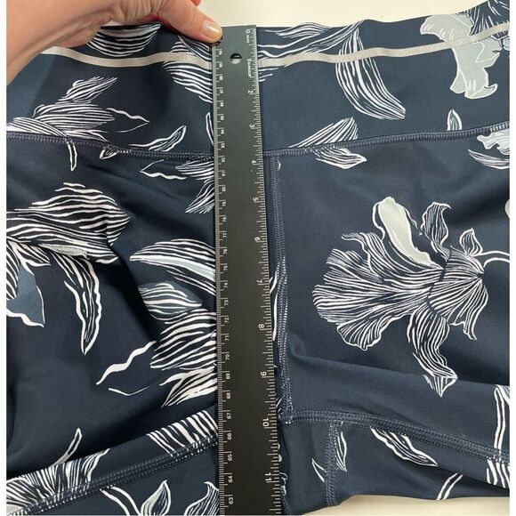 NWOT Athleta Floral Sonic Capri Navy White Reflective Style 291787 Size Medium - Picture 7 of 10